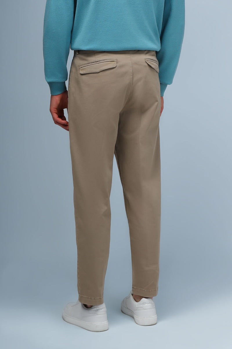 PANTALONI CHINOS CON PENCES TORTORA