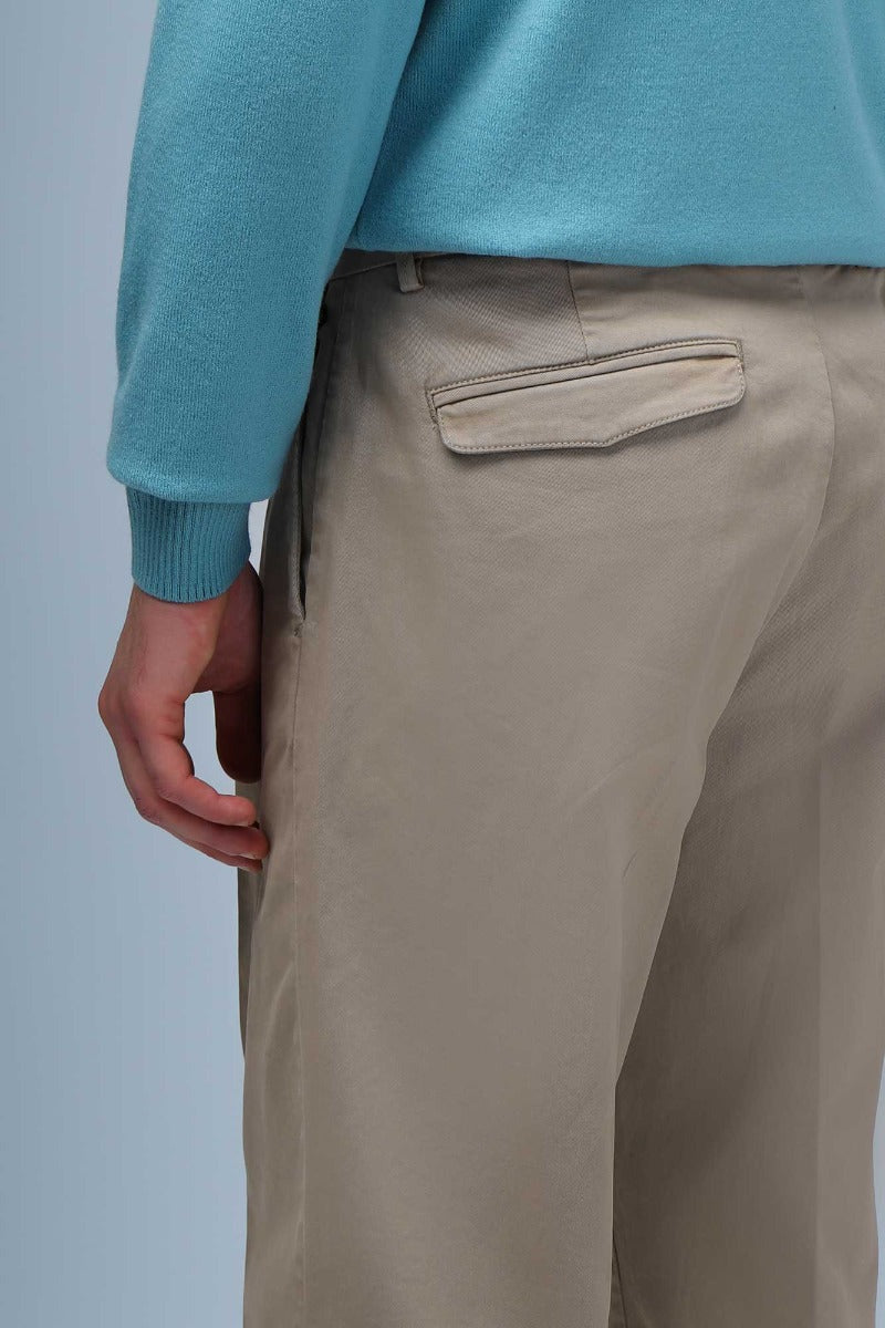 PANTALONI CHINOS CON PENCES TORTORA